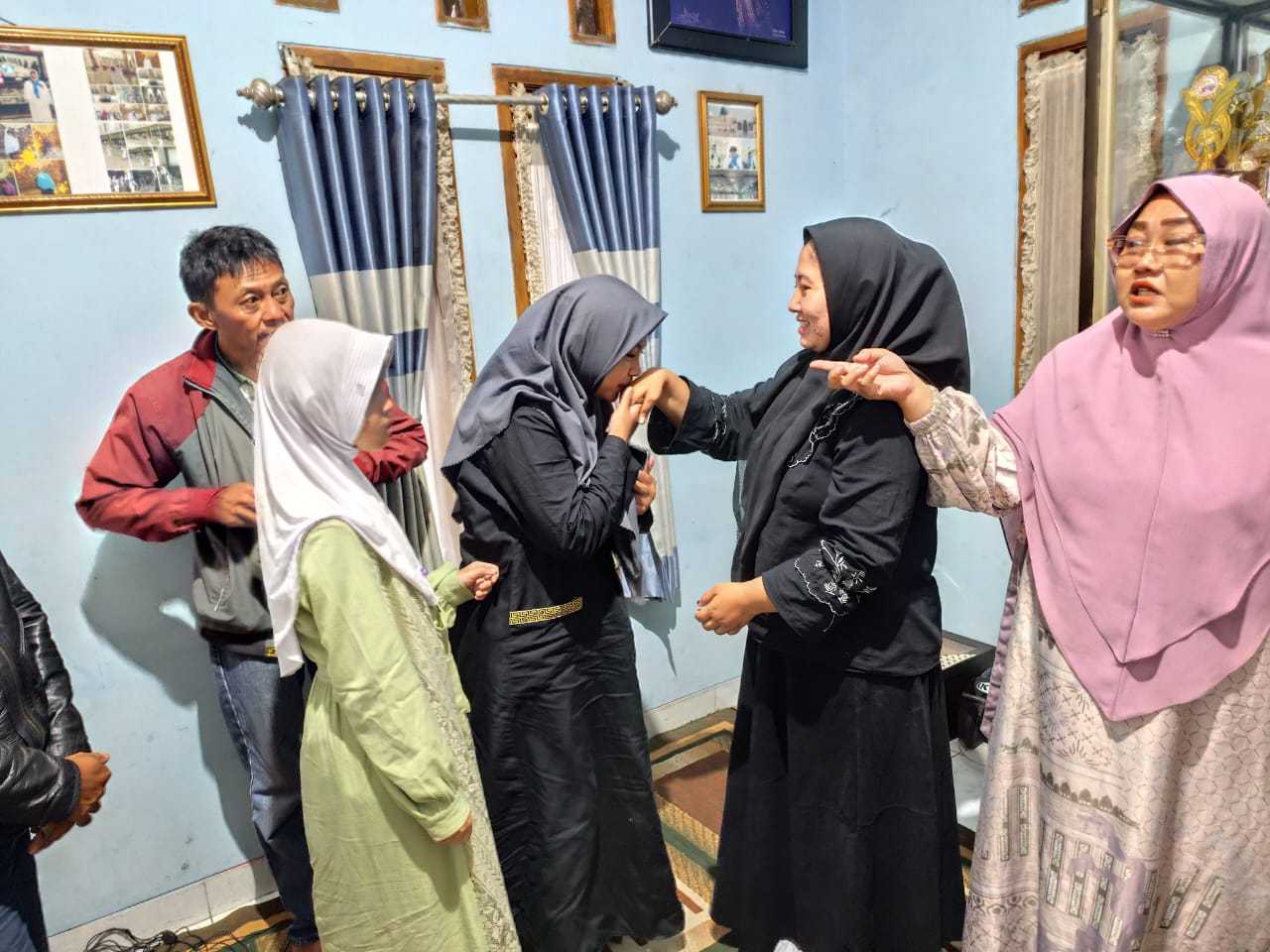 Kunjungi Rumah Duka Aipda Cecep, Keluarga Zahra dan Alisya Sampaikan Terima Kasih dan Doa